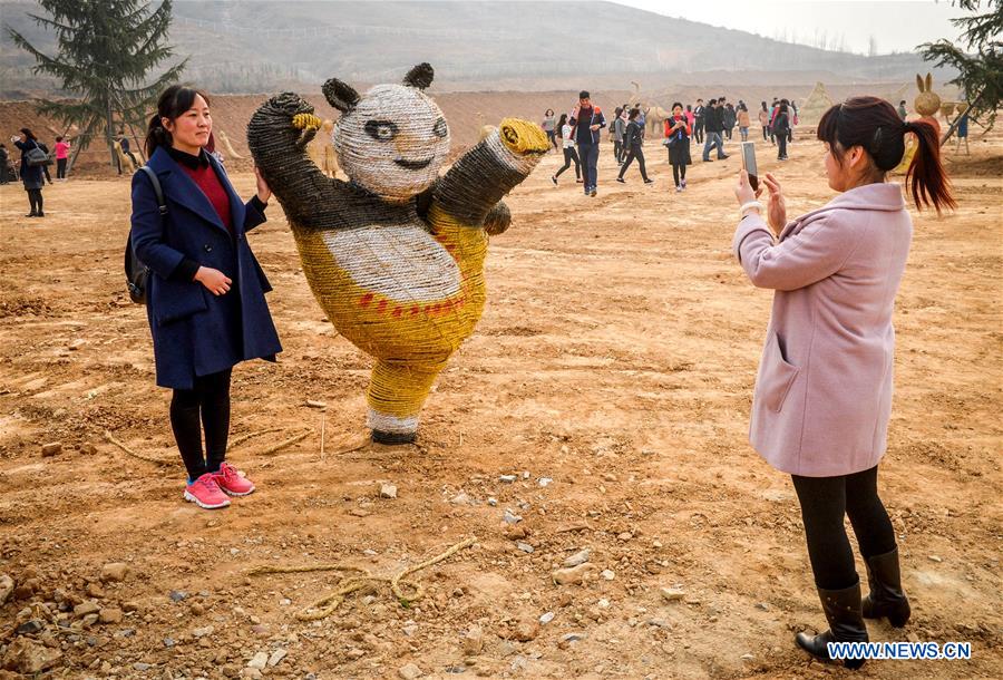 Turistas tiram fotos com espantalhos invulgares em Henan