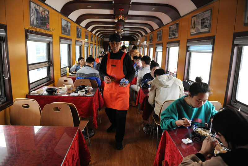 Insólito: Vagões de trem servem de cantina em uma universidade chinesa