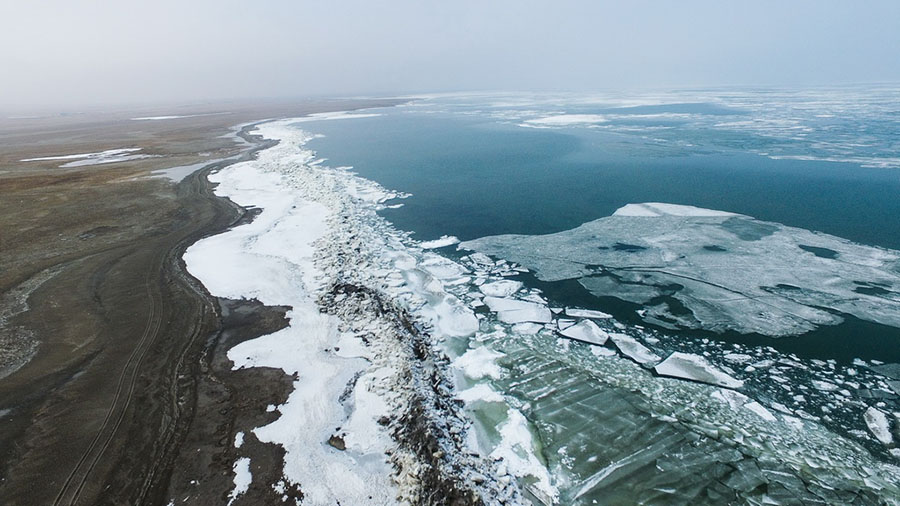 Vista aérea do Lago Qinghai descongelando