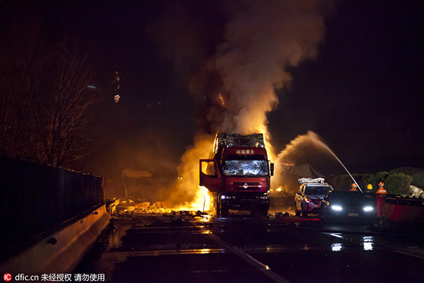 Explosão de caminhão-tanque mata 5 pessoas no centro da China