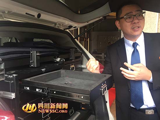 China desenvolve automóveis de polícia com scanner de rostos