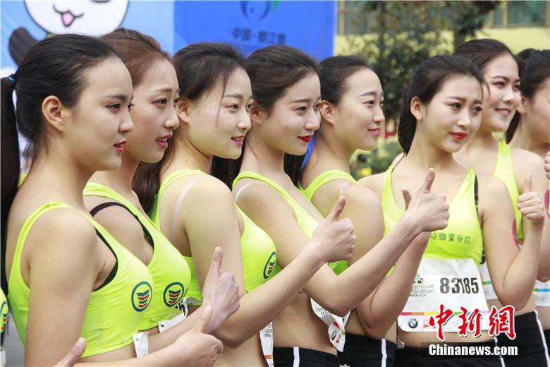 Futuros comissários de bordo participam da Maratona em Chengdu