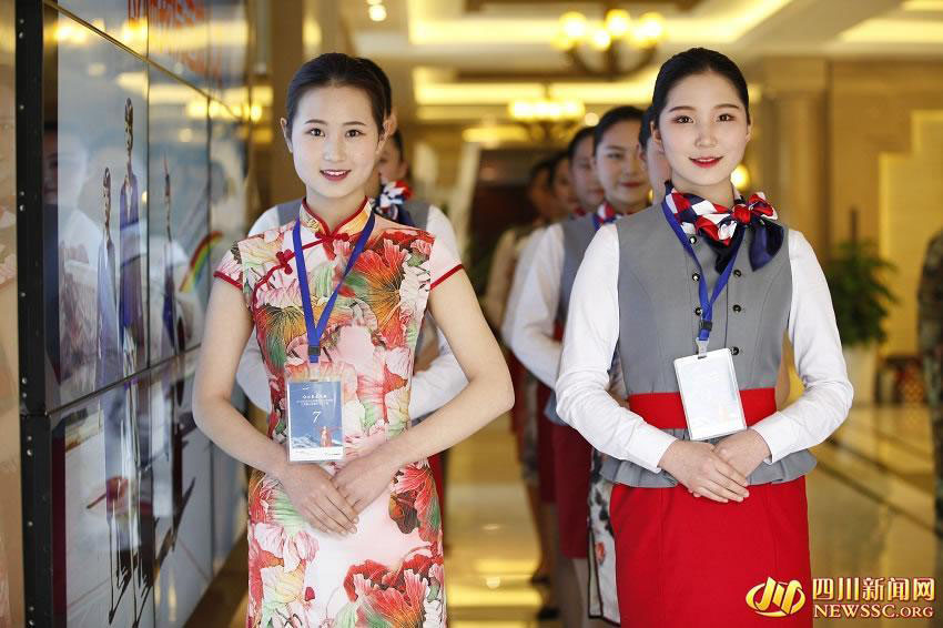 Aspirantes a hospedeiras de bordo marcam a diferença trajando a cabaia chinesa
