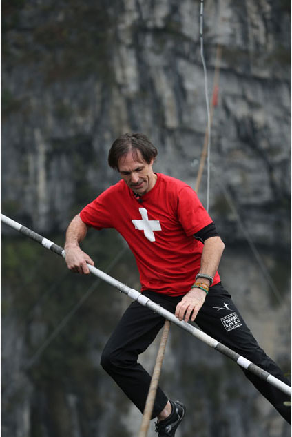 Concorrente suiço vence competição de equilibrismo em Chongqing
