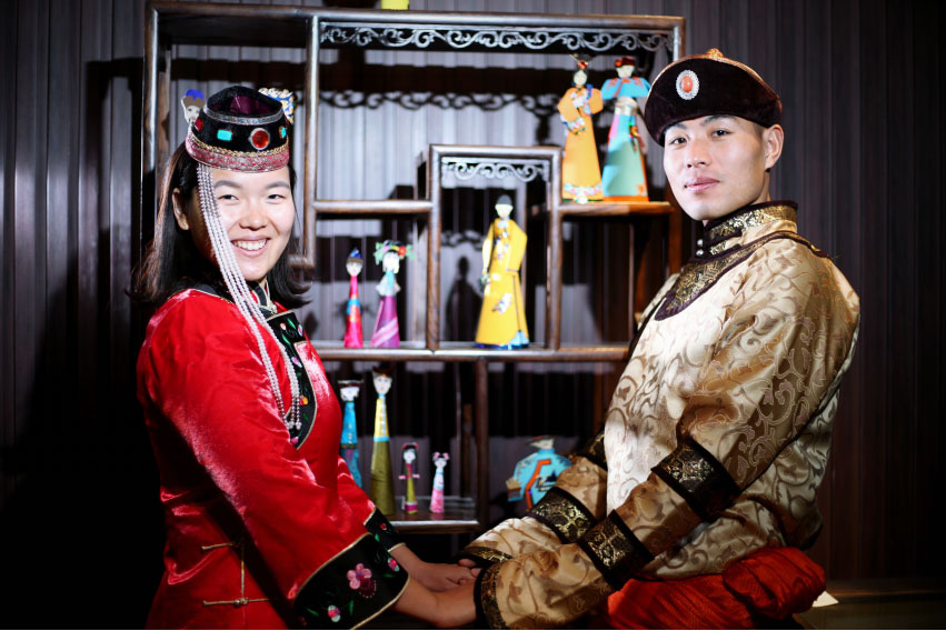 Casal chinês usa um ano para tirar fotos de casamento nas 55 minorias étnicas