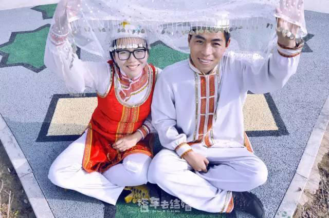 Casal chinês usa um ano para tirar fotos de casamento nas 55 minorias étnicas