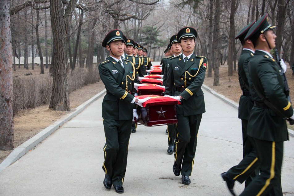 China realiza cerimônia de enterro de restos mortais de soldados regressados da Coreia do Sul