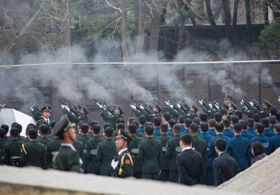 China realiza cerimônia de enterro de restos mortais de soldados regressados da Coreia do Sul