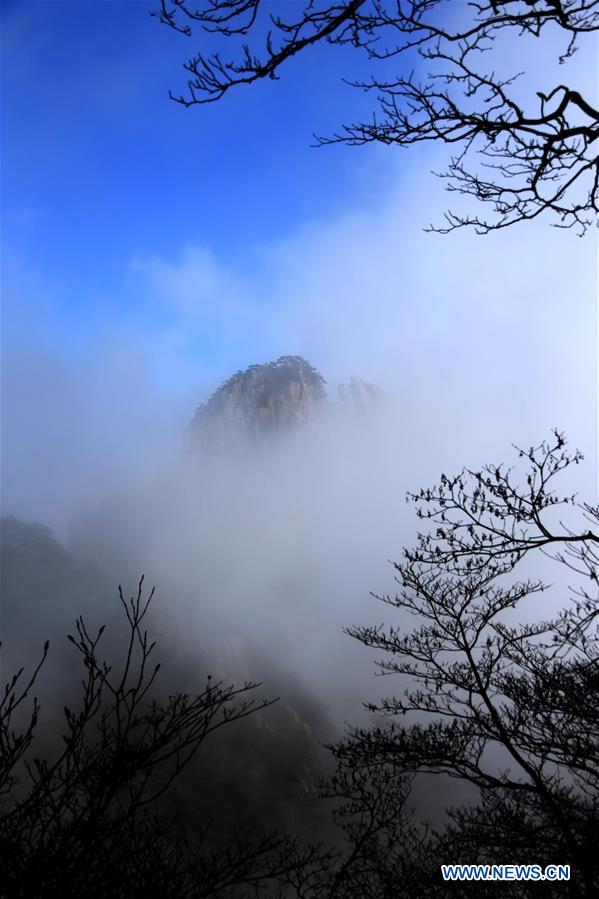 Paisagem enevoada da montanha Huang