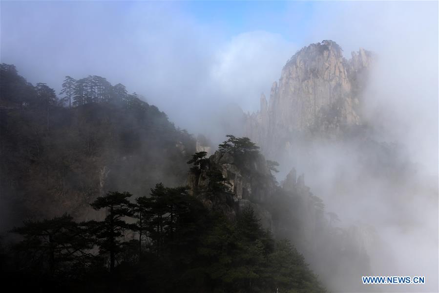 Paisagem enevoada da montanha Huang