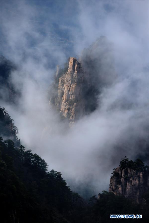 Paisagem enevoada da montanha Huang