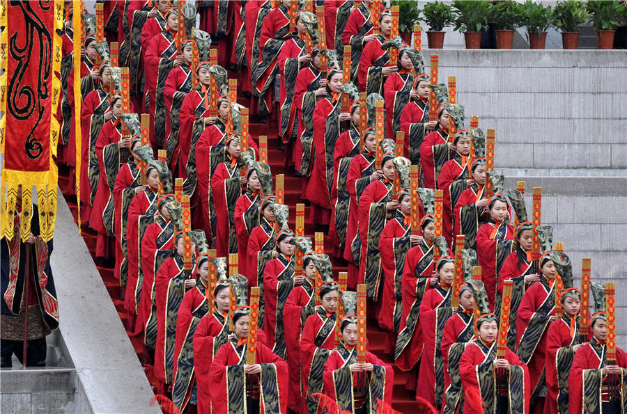 Milhares prestam homenagem ao Imperador Amarelo no Festival de Qingming