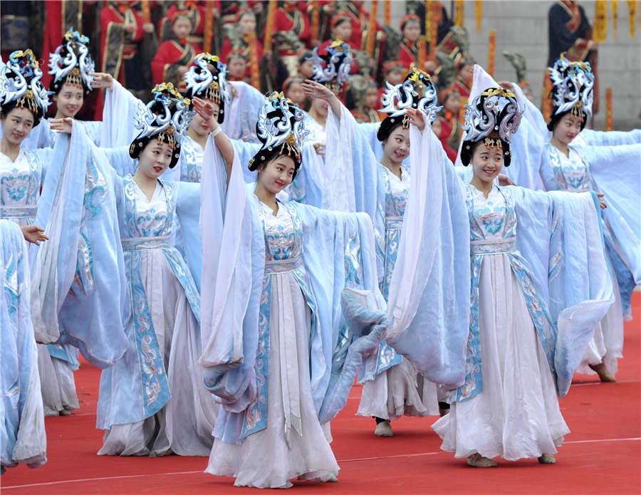 Milhares prestam homenagem ao Imperador Amarelo no Festival de Qingming