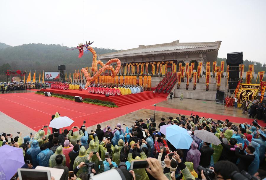 Milhares prestam homenagem ao Imperador Amarelo no Festival de Qingming