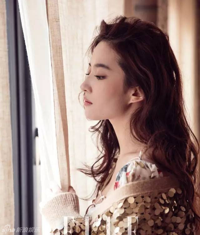 Atriz Liu Yifei posa para revista Elle China