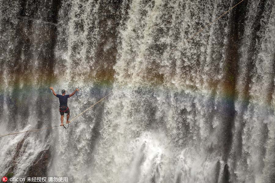 Homem atravessa a Cachoeira da Fumaça na corda bamba