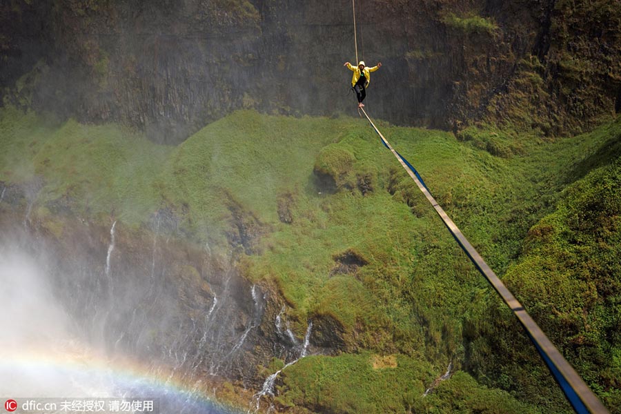 Homem atravessa a Cachoeira da Fumaça na corda bamba