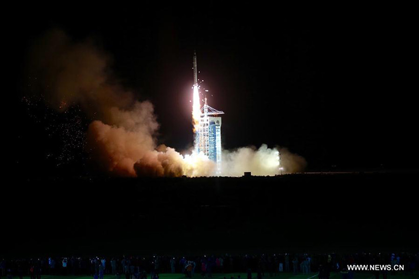 China lança satélite SJ-10 de exploração científica no espaço