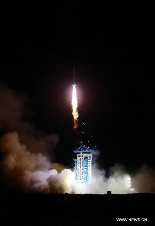 China lança satélite SJ-10 de exploração científica no espaço