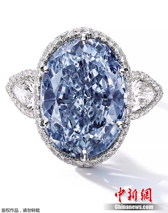 Diamante azul bate recorde e é leiloado por US$ 32 milhões em Hong Kong