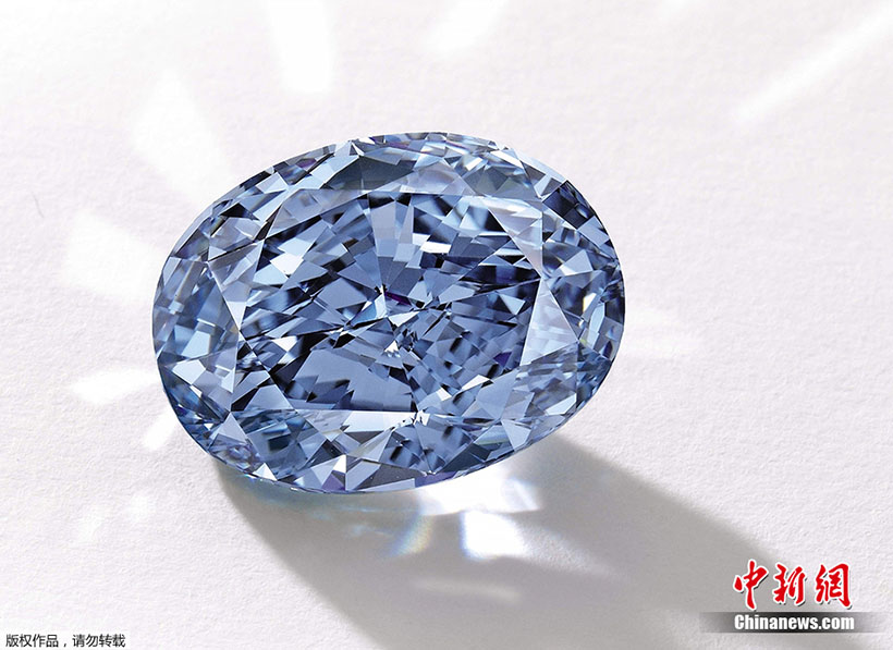 Diamante azul bate recorde e é leiloado por US$ 32 milhões em Hong Kong