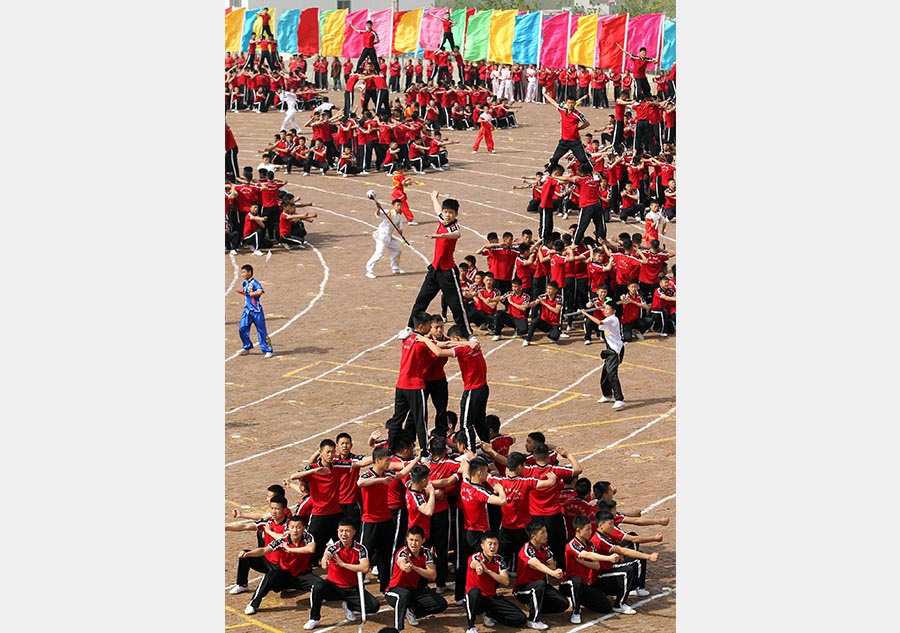 26 mil estudantes de artes marciais formam desenhos gigantes