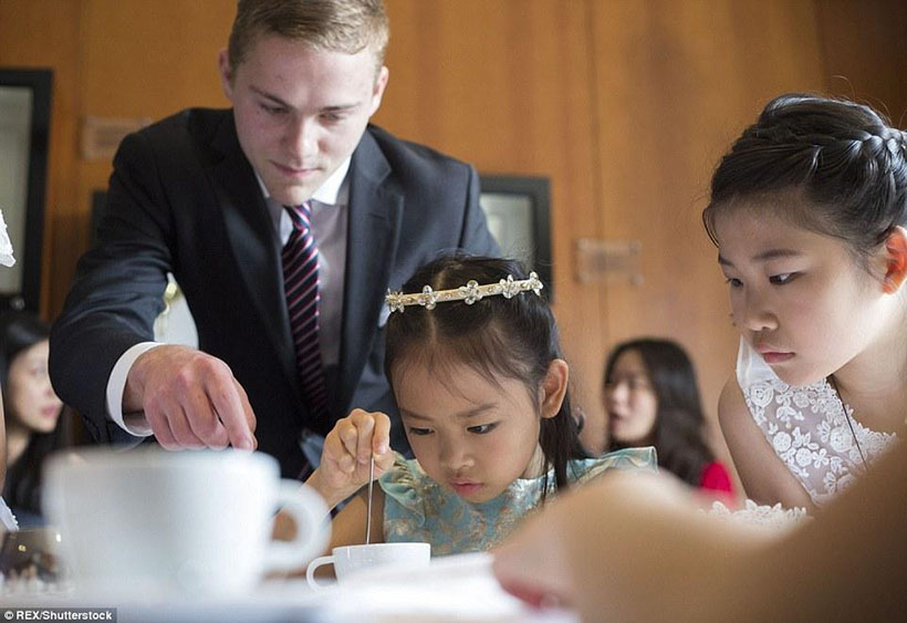 Cursos de etiqueta britânica atraem filhos de famílias ricas de Shanghai