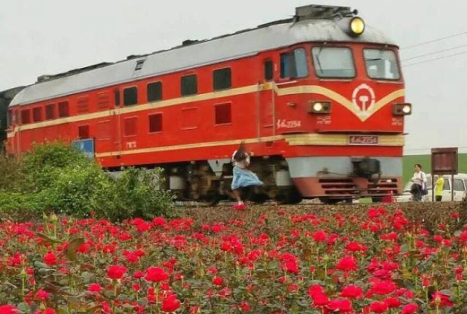 Jovem chinesa de 19 anos é atingida por um trem enquanto tira “selfie”