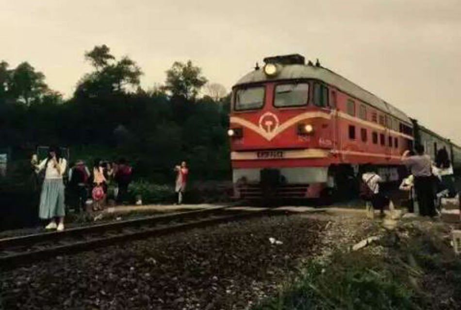 Jovem chinesa de 19 anos é atingida por um trem enquanto tira “selfie”