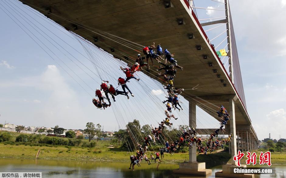 149 brasileiros batem recorde de bungee jump