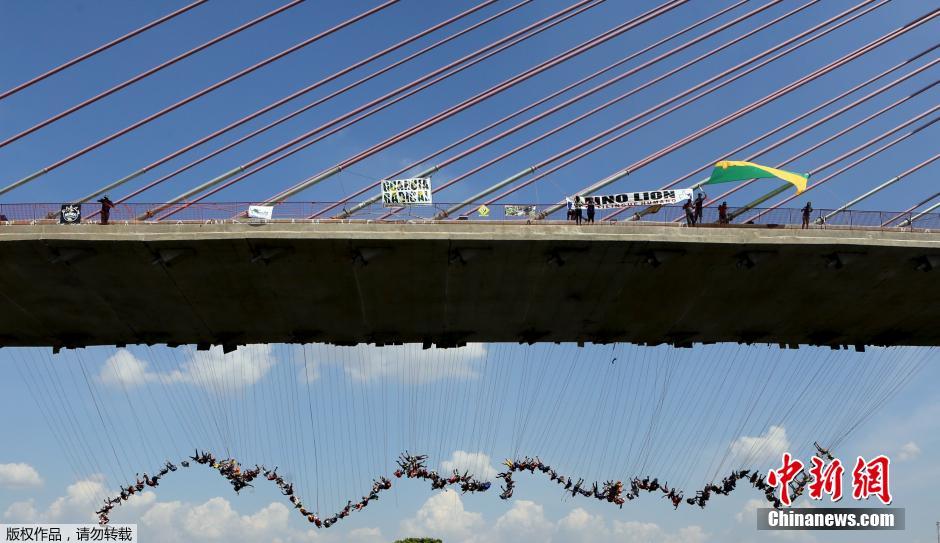 149 brasileiros batem recorde de bungee jump