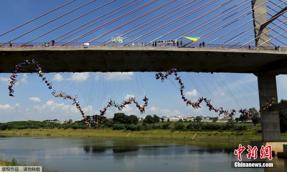 149 brasileiros batem recorde de bungee jump