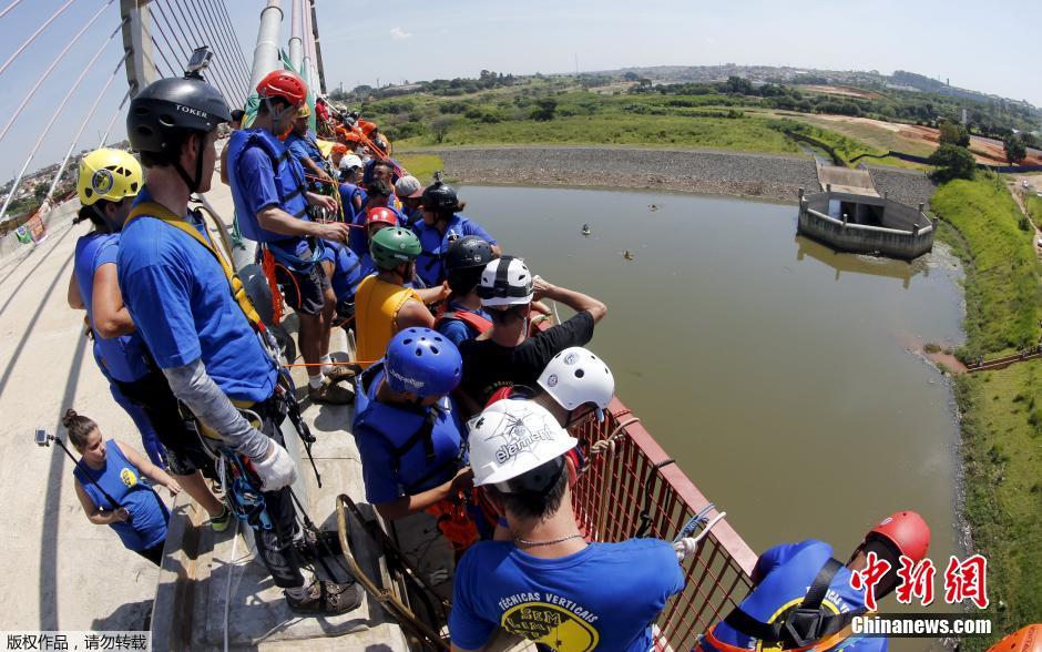 149 brasileiros batem recorde de bungee jump