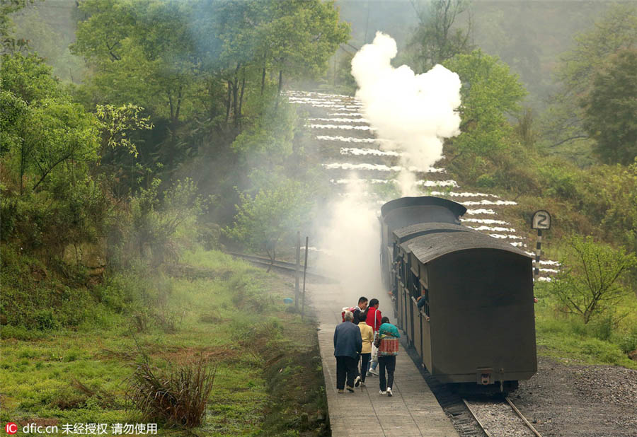 Locomotiva a vapor atravessa região sudoeste da China