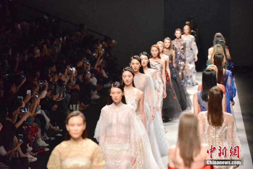 Modelos apresentam coleções Outono/Inverno na Semana da Moda de Shanghai
