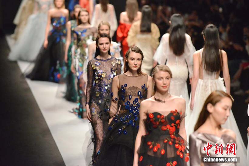 Modelos apresentam coleções Outono/Inverno na Semana da Moda de Shanghai