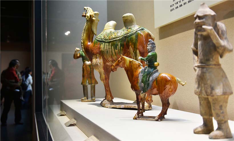 Relíquias culturais alusivas à Rota da Seda em exibição no centro da China
