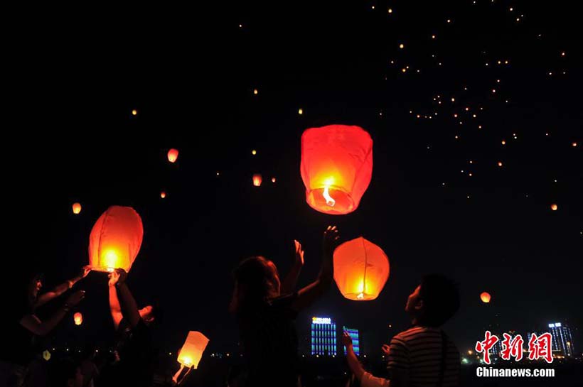 Etnia Dai solta balões no sudoeste da China para comemorar ano novo