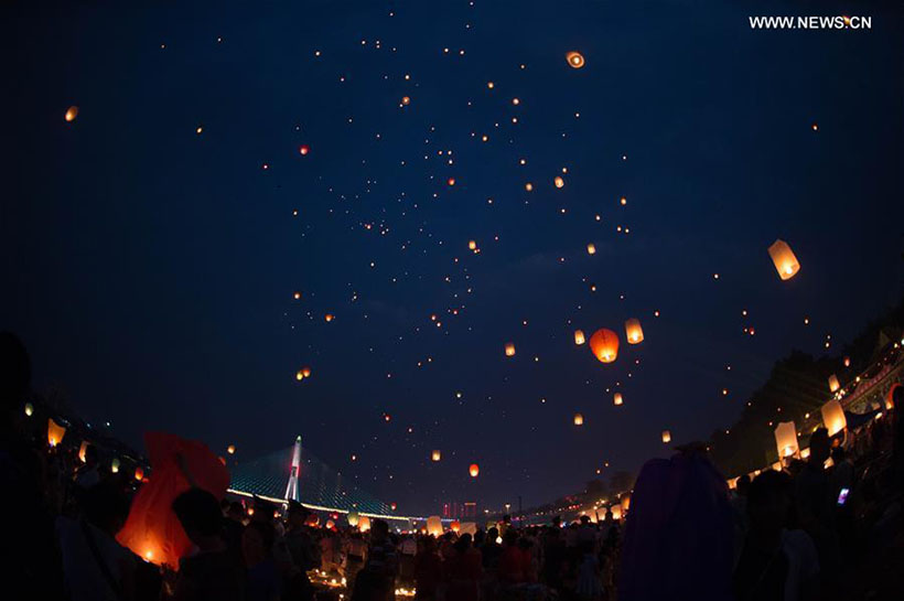 Etnia Dai solta balões no sudoeste da China para comemorar ano novo