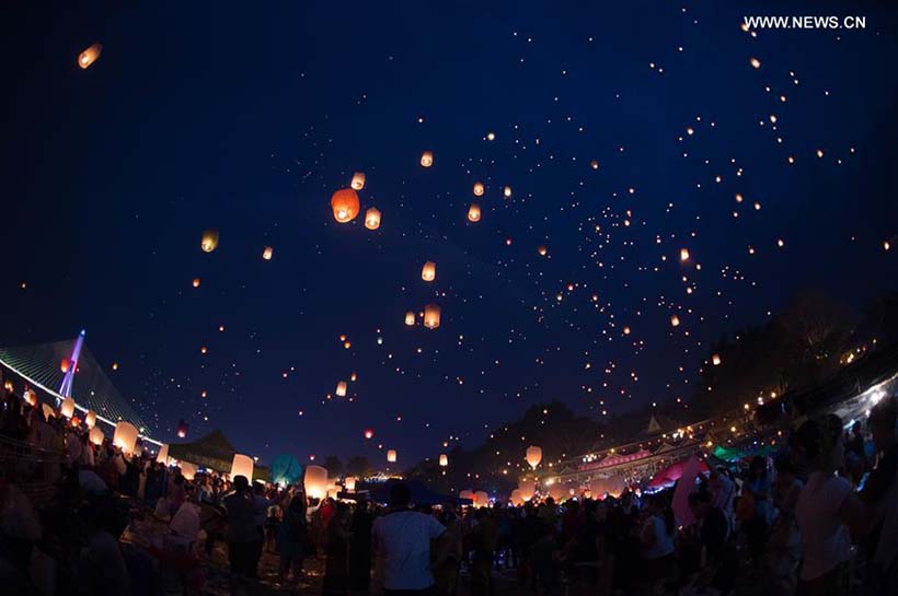 Etnia Dai solta balões no sudoeste da China para comemorar ano novo