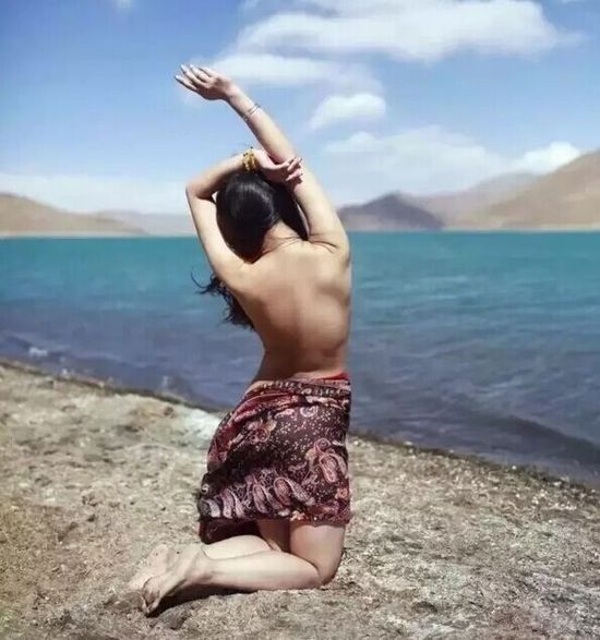 Fotos de nudismo em lago sagrado no Tibete gera polêmica na internet