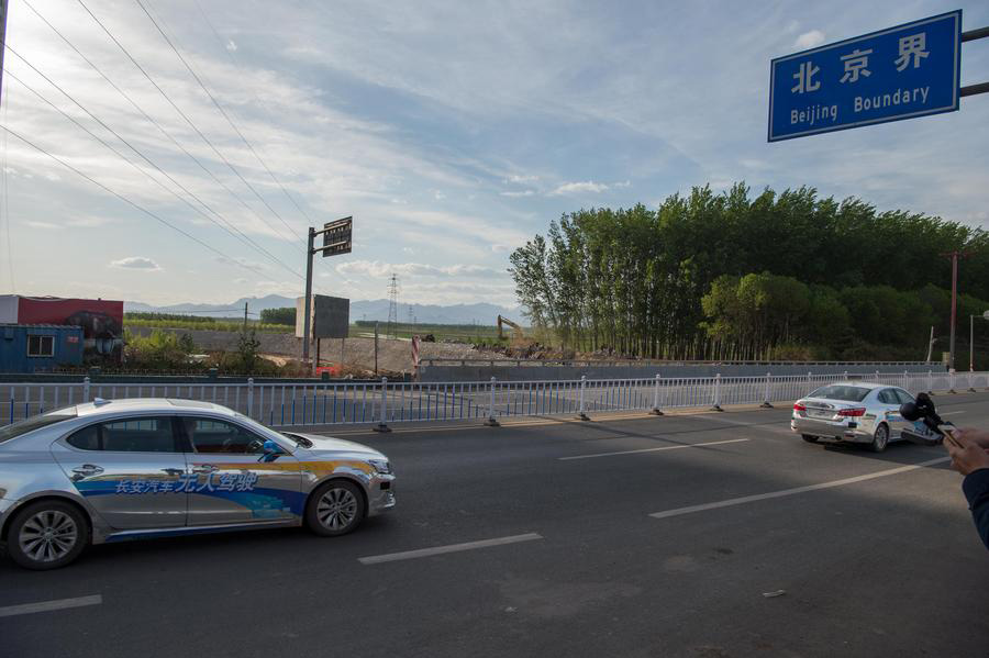 Automóveis sem condutor chineses fazem viagem de teste entre Chongqing e Beijing