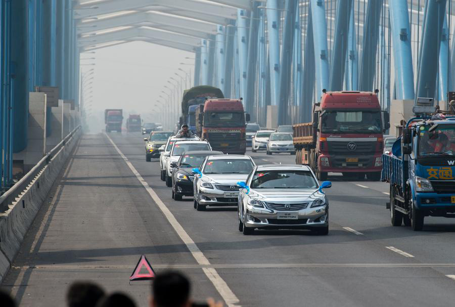 Automóveis sem condutor chineses fazem viagem de teste entre Chongqing e Beijing