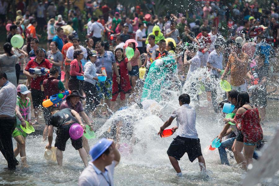 Etnia Dai celebra o Festival de aspersão de água em Yunnan
