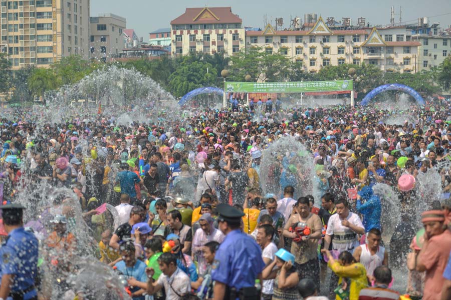 Etnia Dai celebra o Festival de aspersão de água em Yunnan