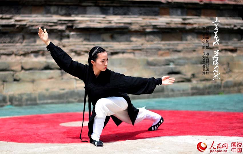 Entusiastas praticam Kung Fu na Montanha Wudang