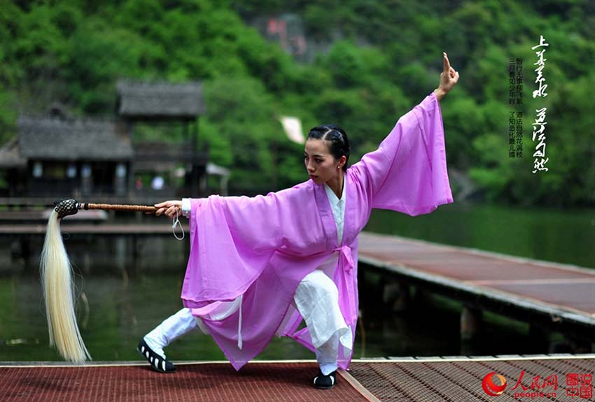 Entusiastas praticam Kung Fu na Montanha Wudang