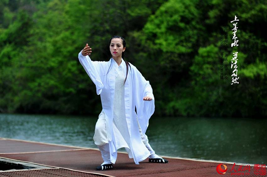 Entusiastas praticam Kung Fu na Montanha Wudang