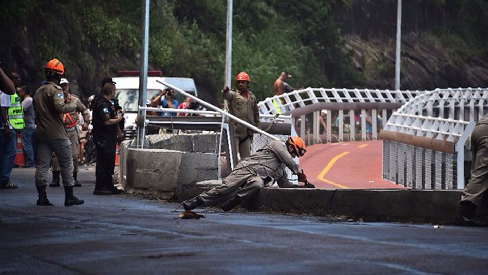 Colapso de pista de bicicletas no Rio causa dois mortos