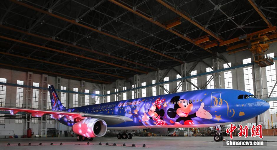 Avião temático em exibição na Disneylândia de Shanghai